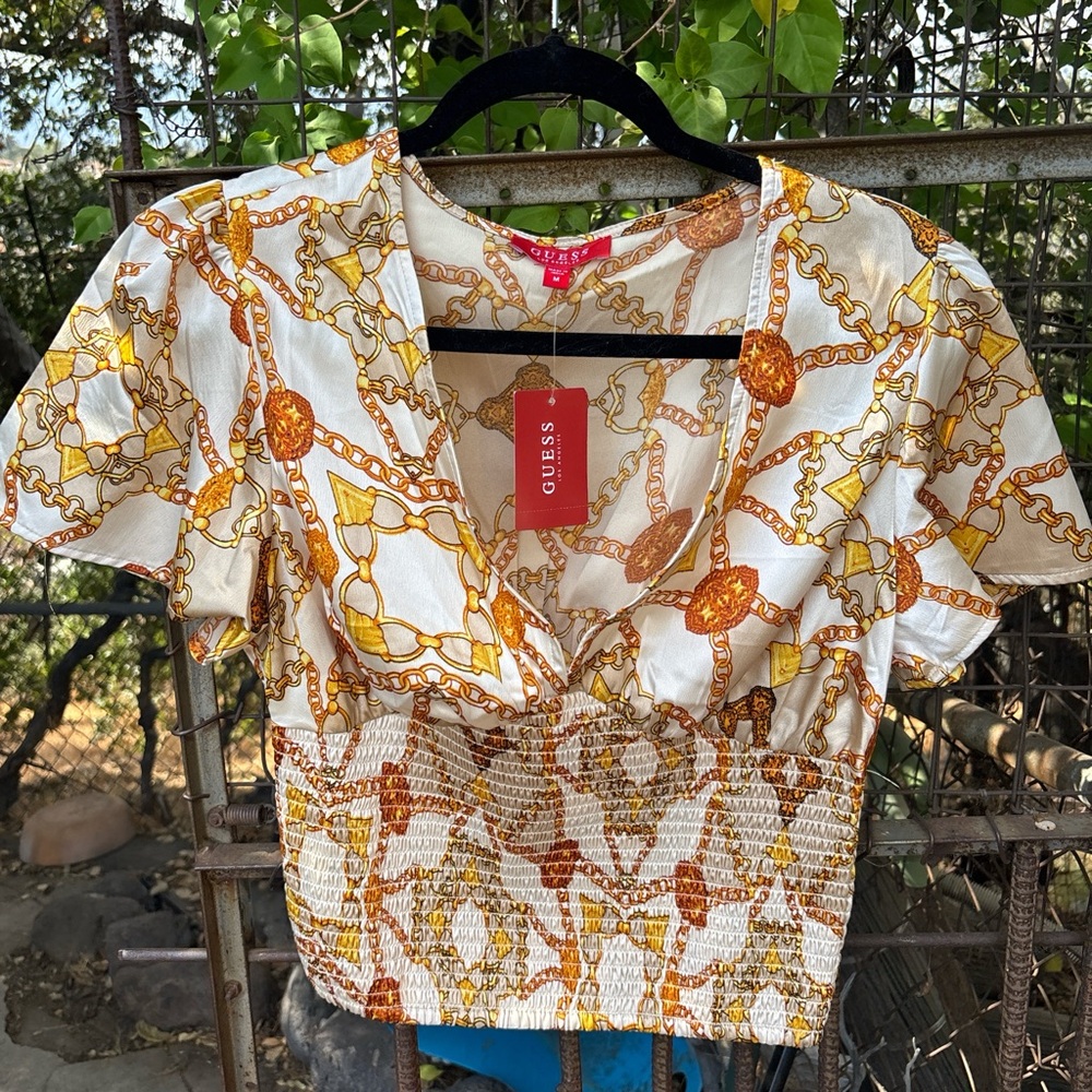 GUESS Women's Chain Print Top - White and Gold